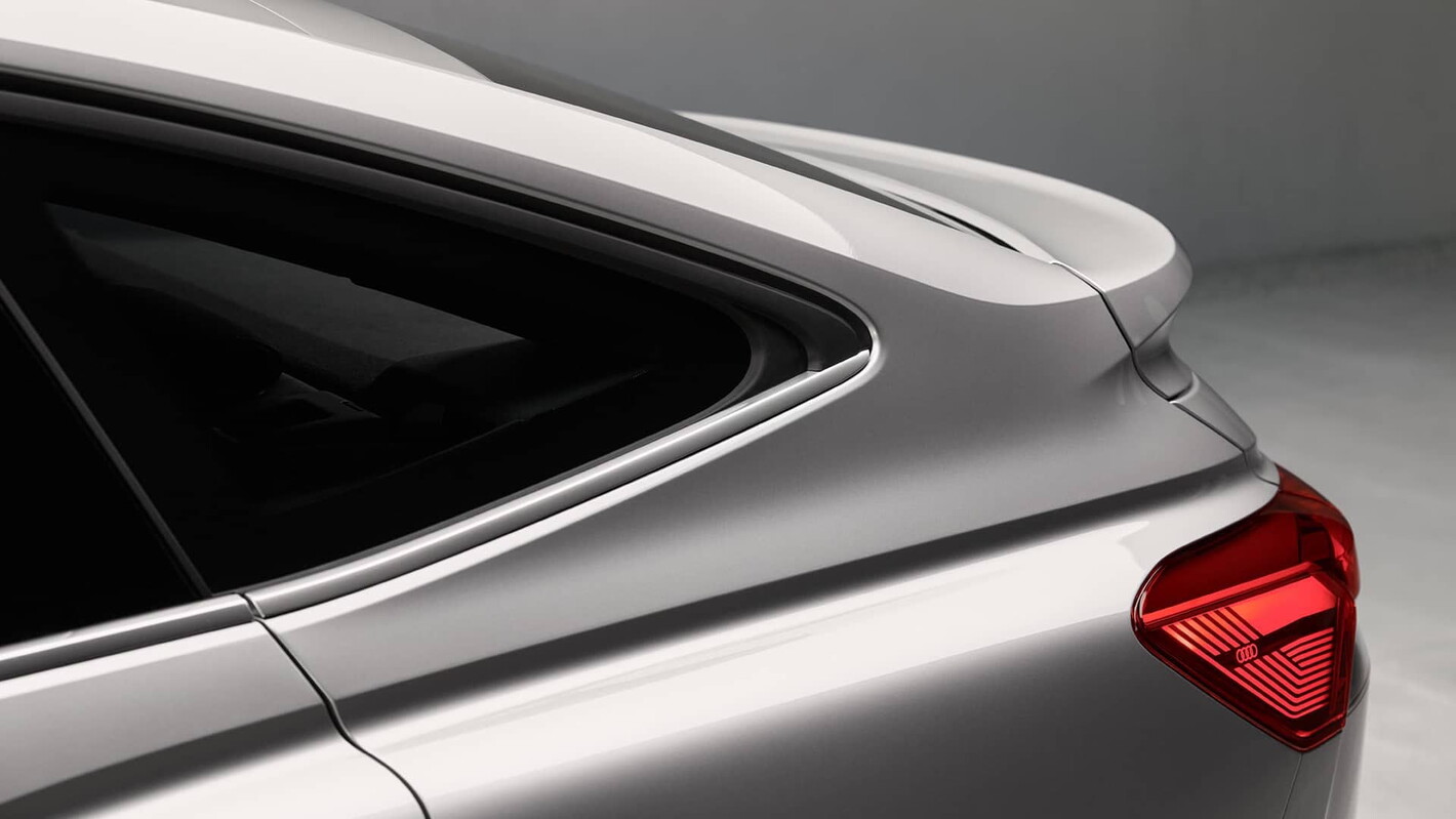 Audi Q4 Sportback e-tron daklijn grijs met spoiler