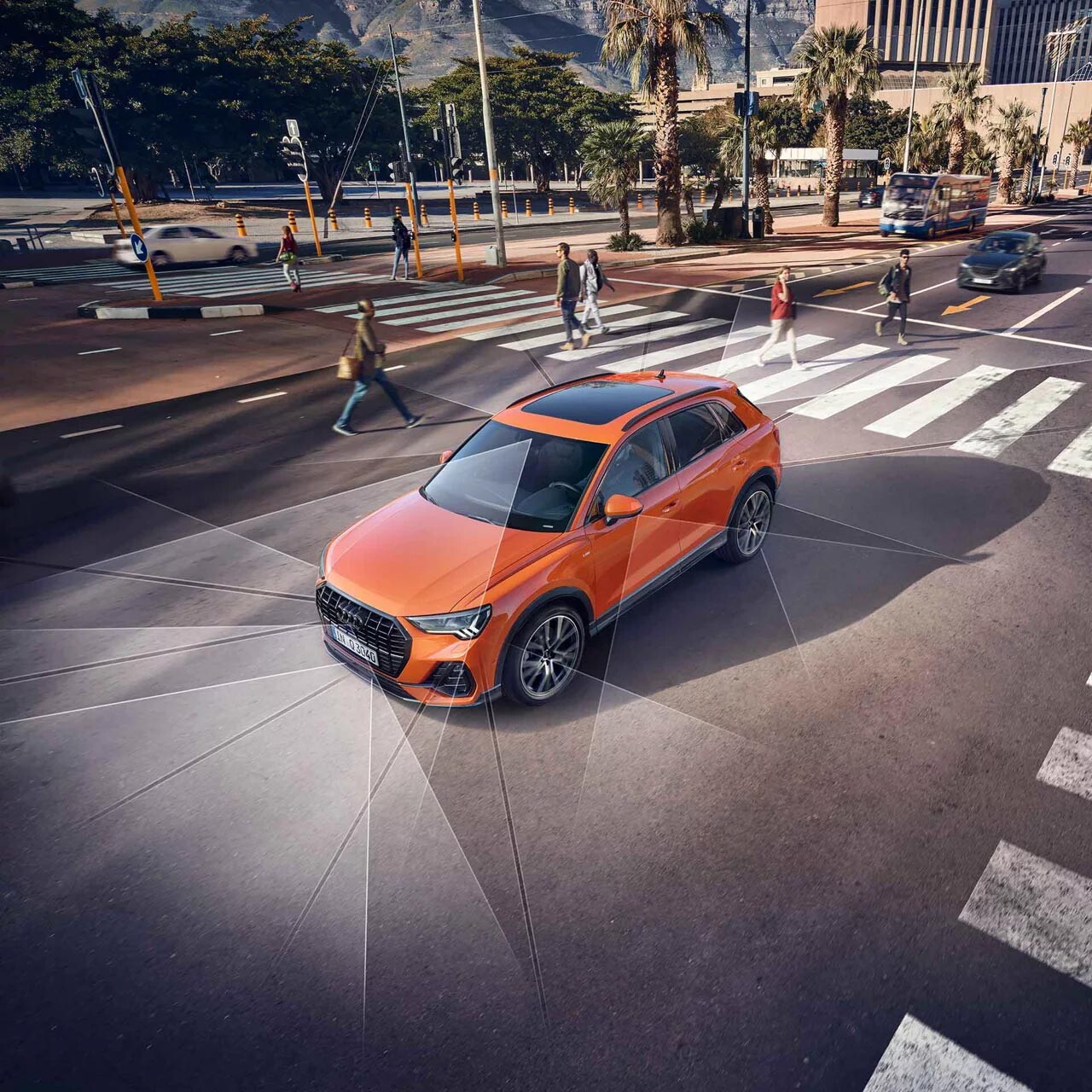 Audi Q3 oranje exterieur met rijhylpsysteem