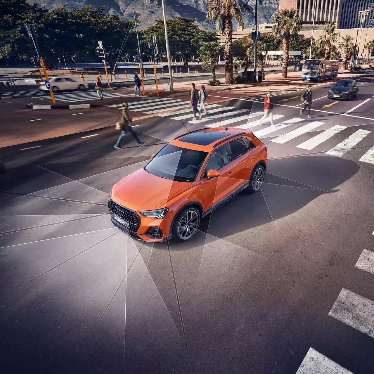 Audi Q3 oranje exterieur met rijhylpsysteem