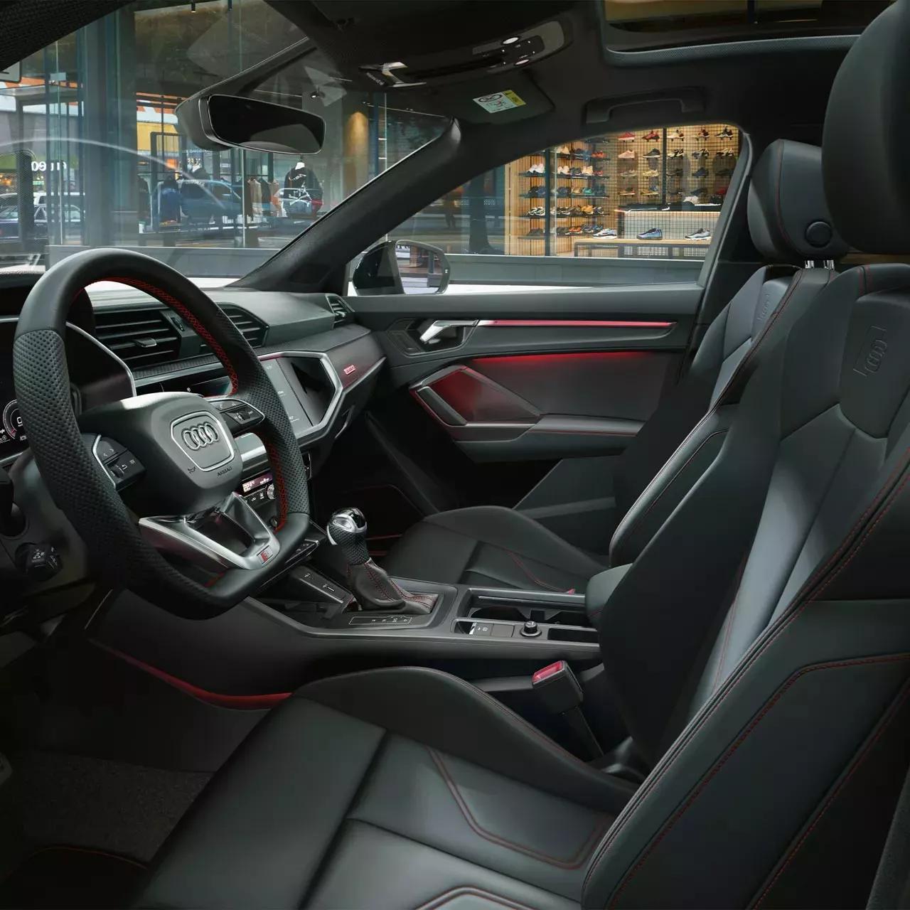 Audi Q3 Sportback interieur met zwarte bekleding en infotainment