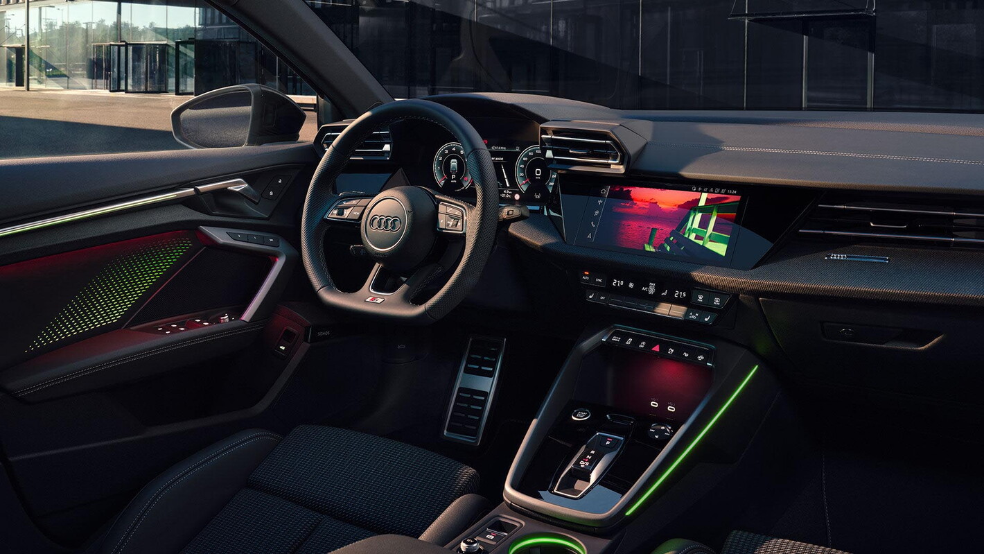 Audi A3 Sportback interieur met zwarte bekleding en infotainment