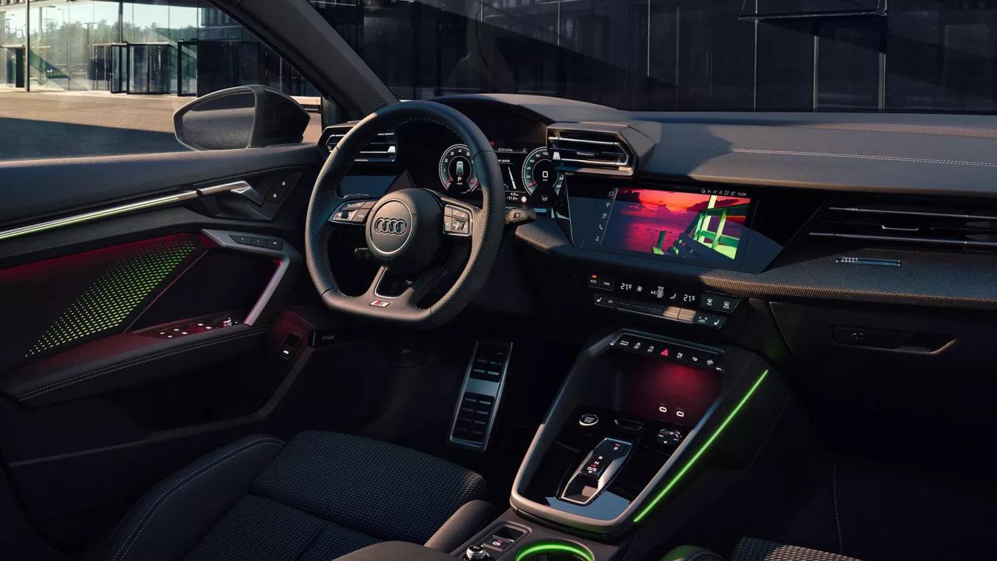Audi A3 Sportback interieur met zwarte bekleding en infotainment