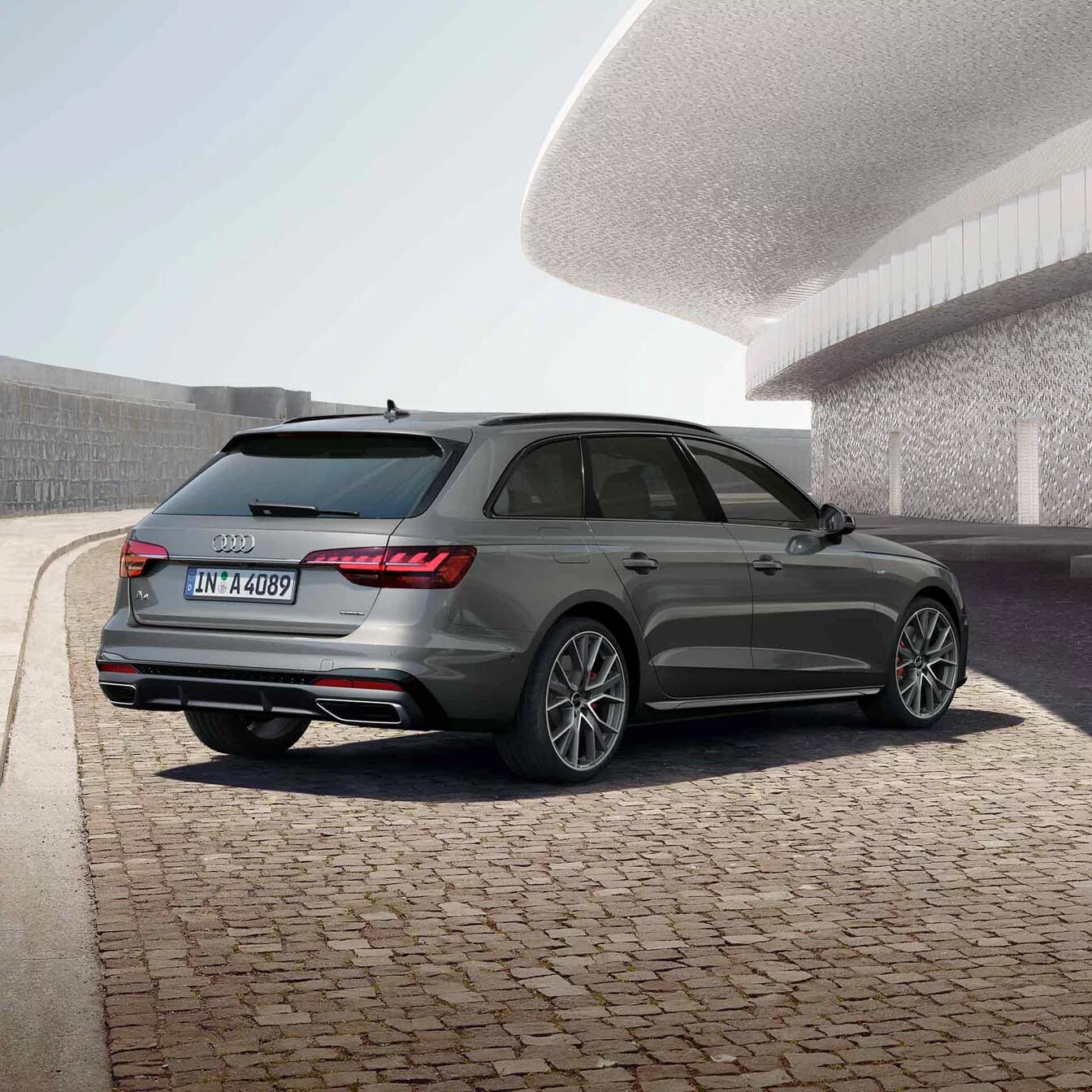 Audi A4 Avant exterieur grijs achterkant met dynamische achterlichten