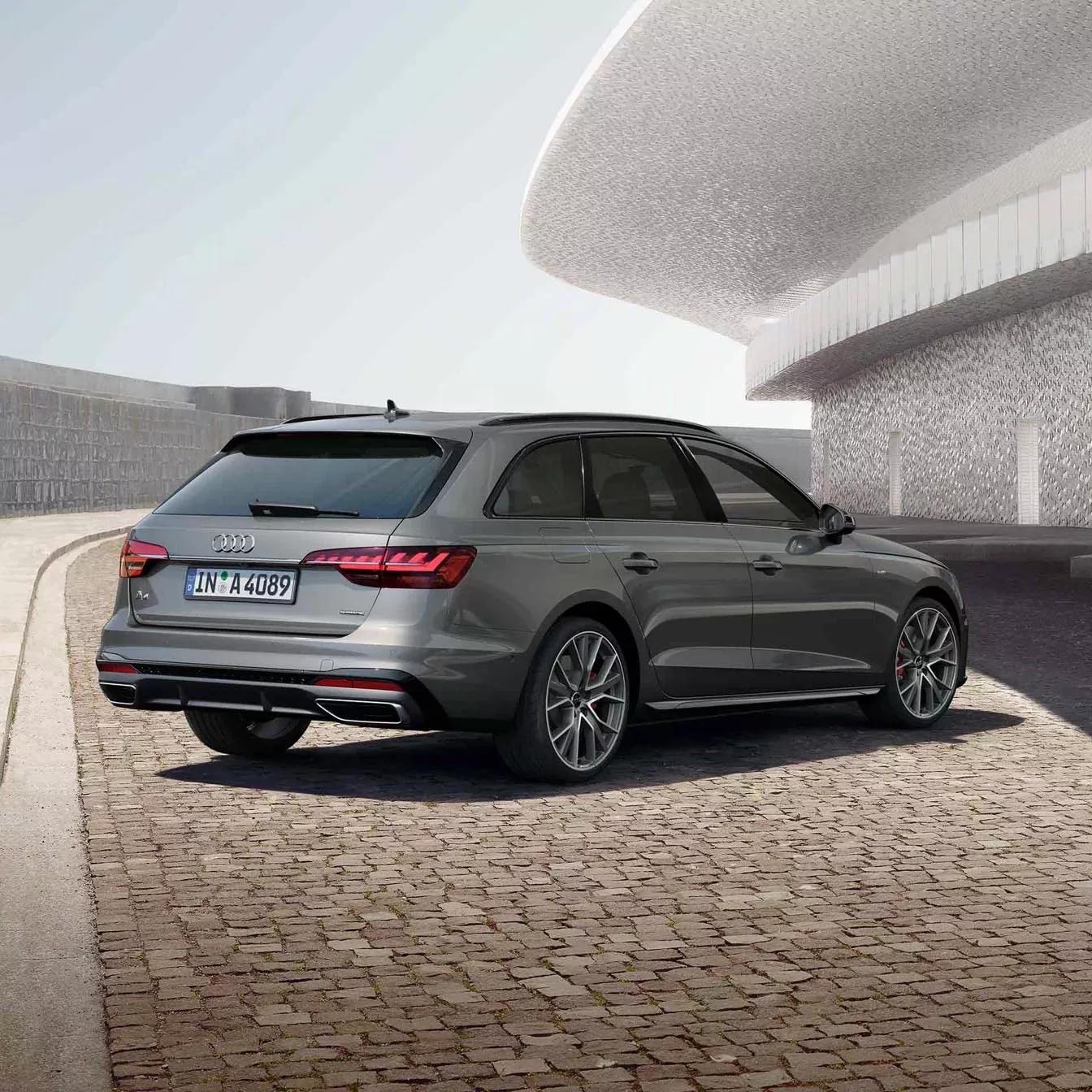 Audi A4 Avant exterieur grijs achterkant met dynamische achterlichten