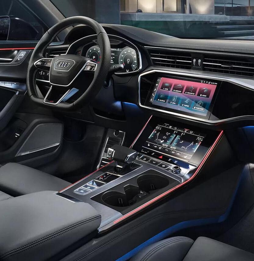 Audi Q3 interieur met zwarte bekleding en infotainment