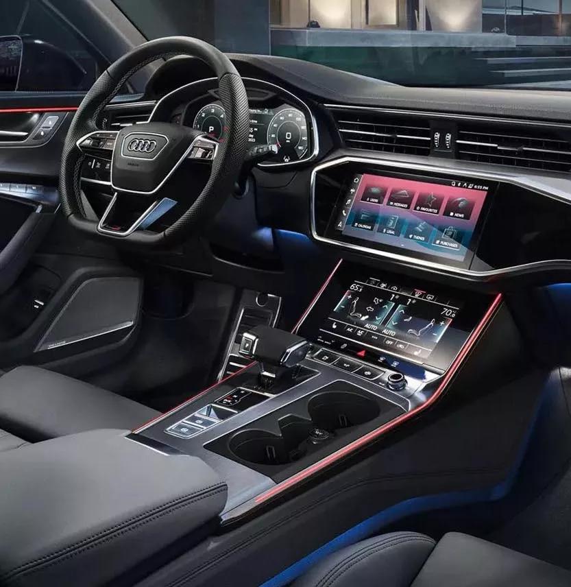 Audi Q3 interieur met zwarte bekleding en infotainment