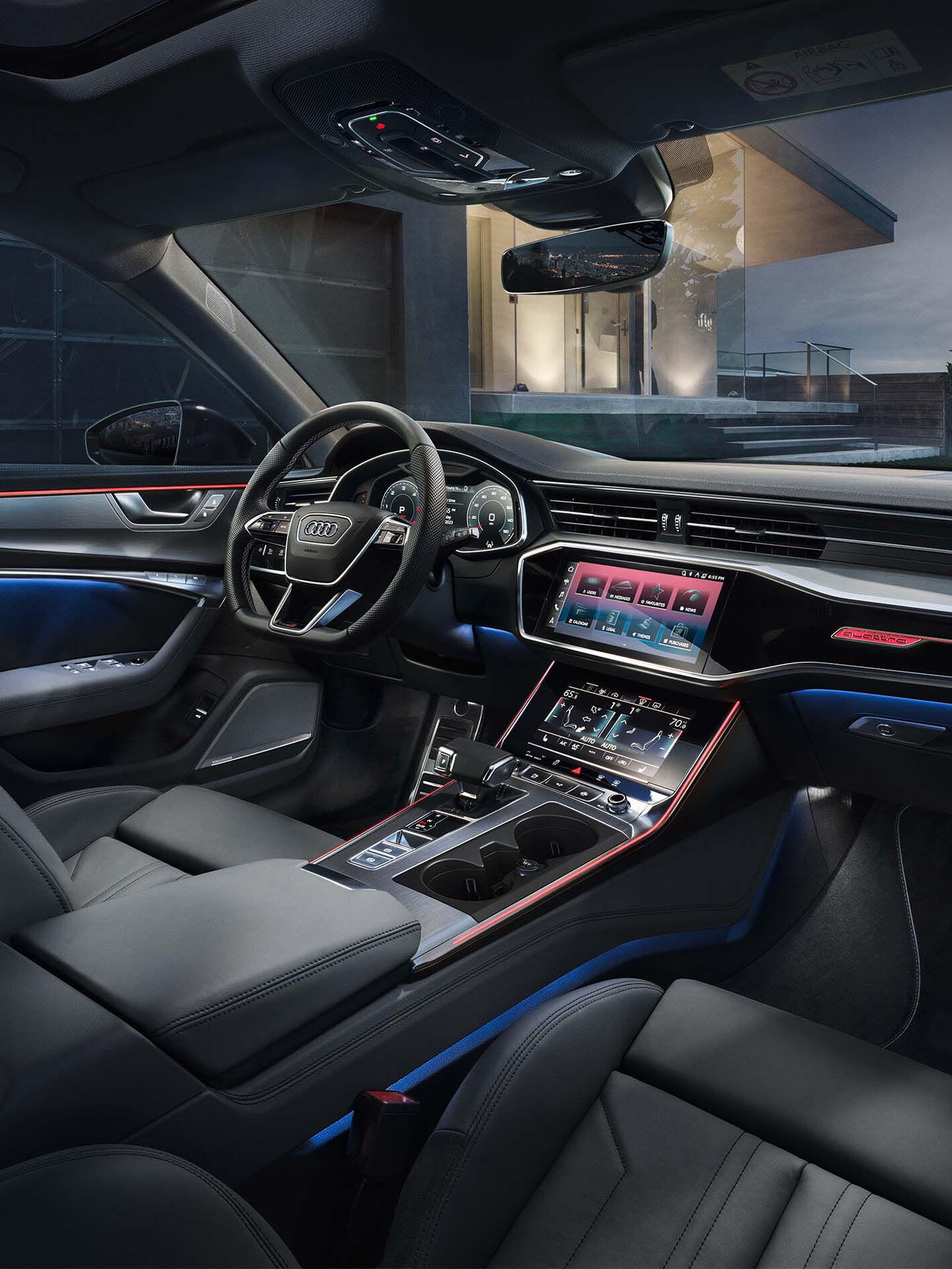 Audi Q7 SUV interieur met zwarte bekleding en infotainment