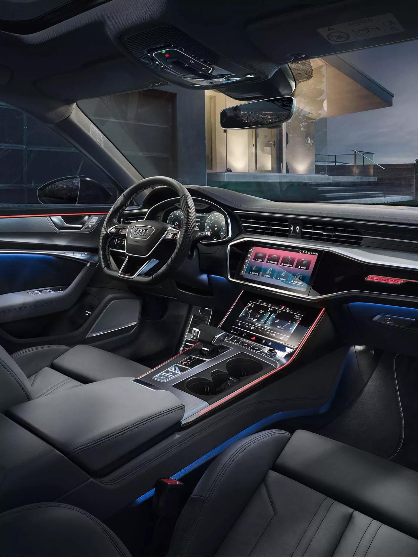 Audi Q7 SUV interieur met zwarte bekleding en infotainment