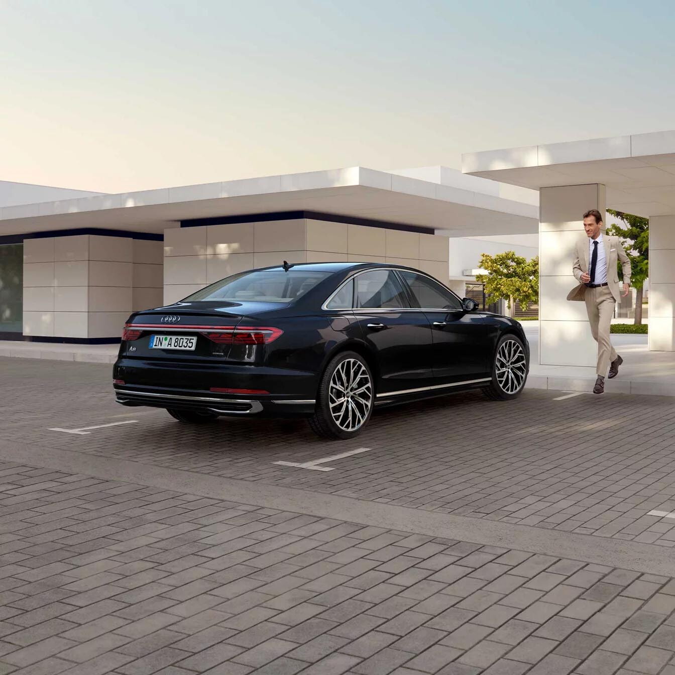 Audi A8 zwart achterkant met achterlichten