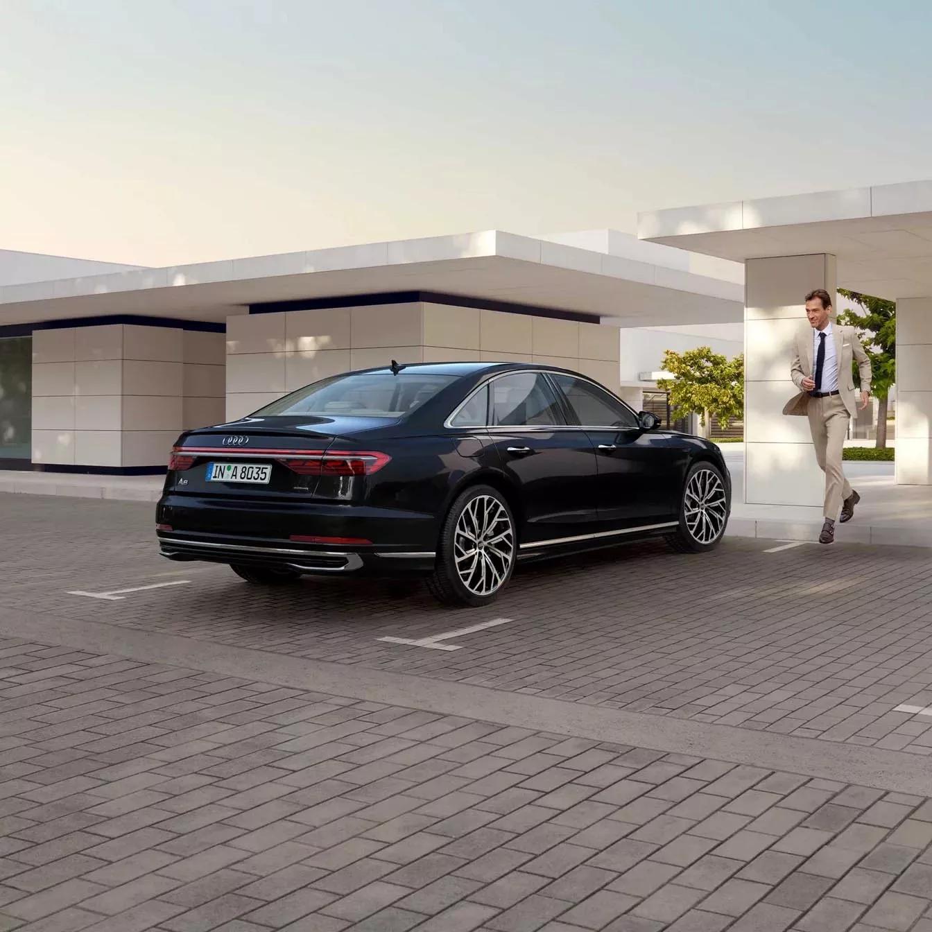 Audi A8 zwart achterkant met achterlichten