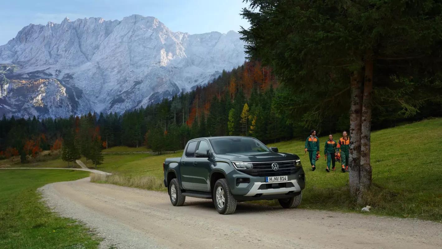 Volkswagen Amarok tussen de bomen