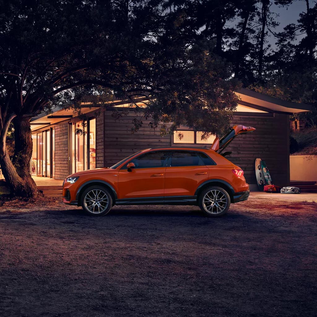 Audi Q3 zijaanzicht oranje exterieur