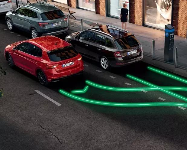 Skoda Fabia rood met rijhulpsysteem en parkeerhulp