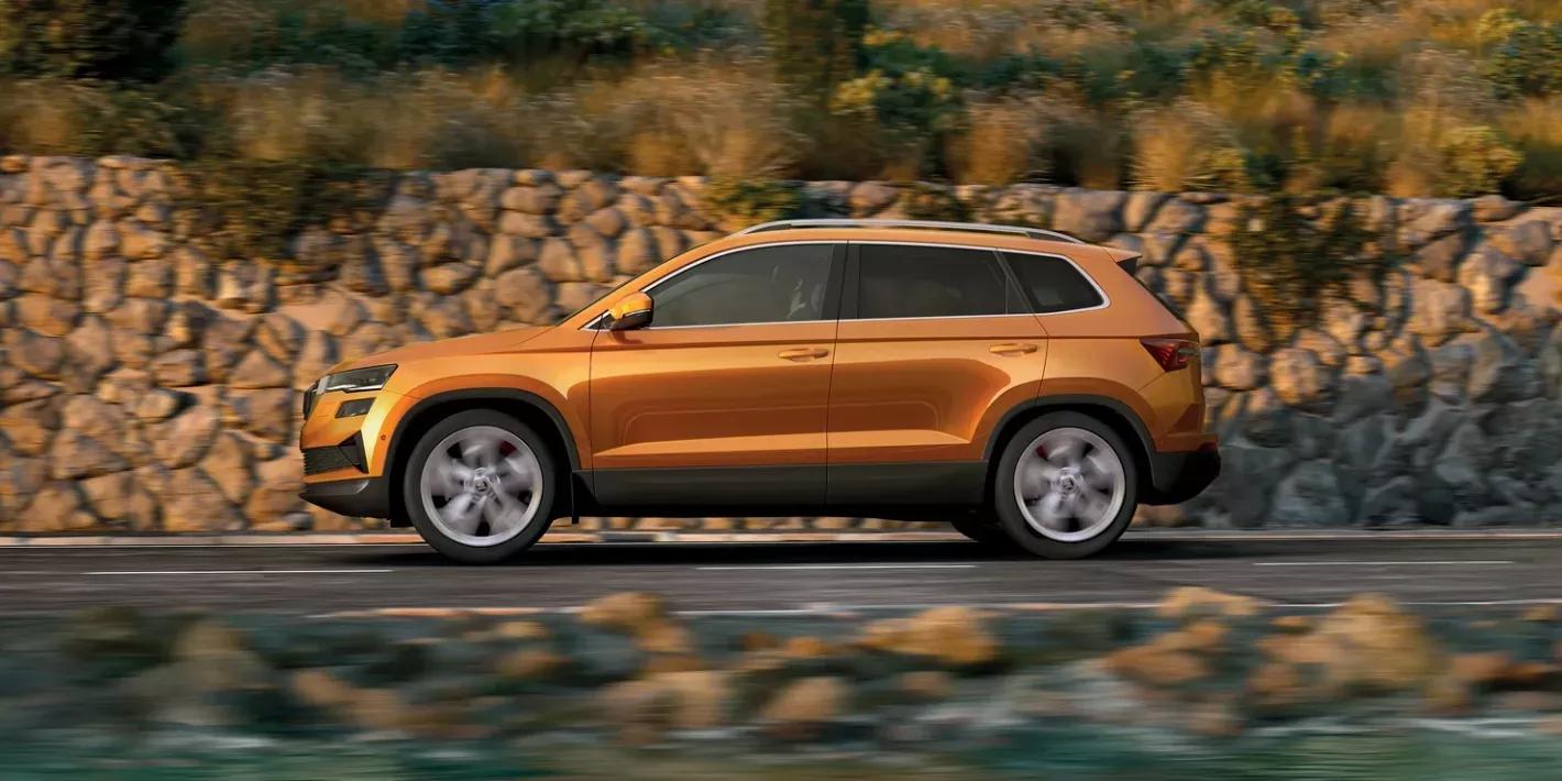 Skoda Karoq zijaanzicht met oranje exterieur