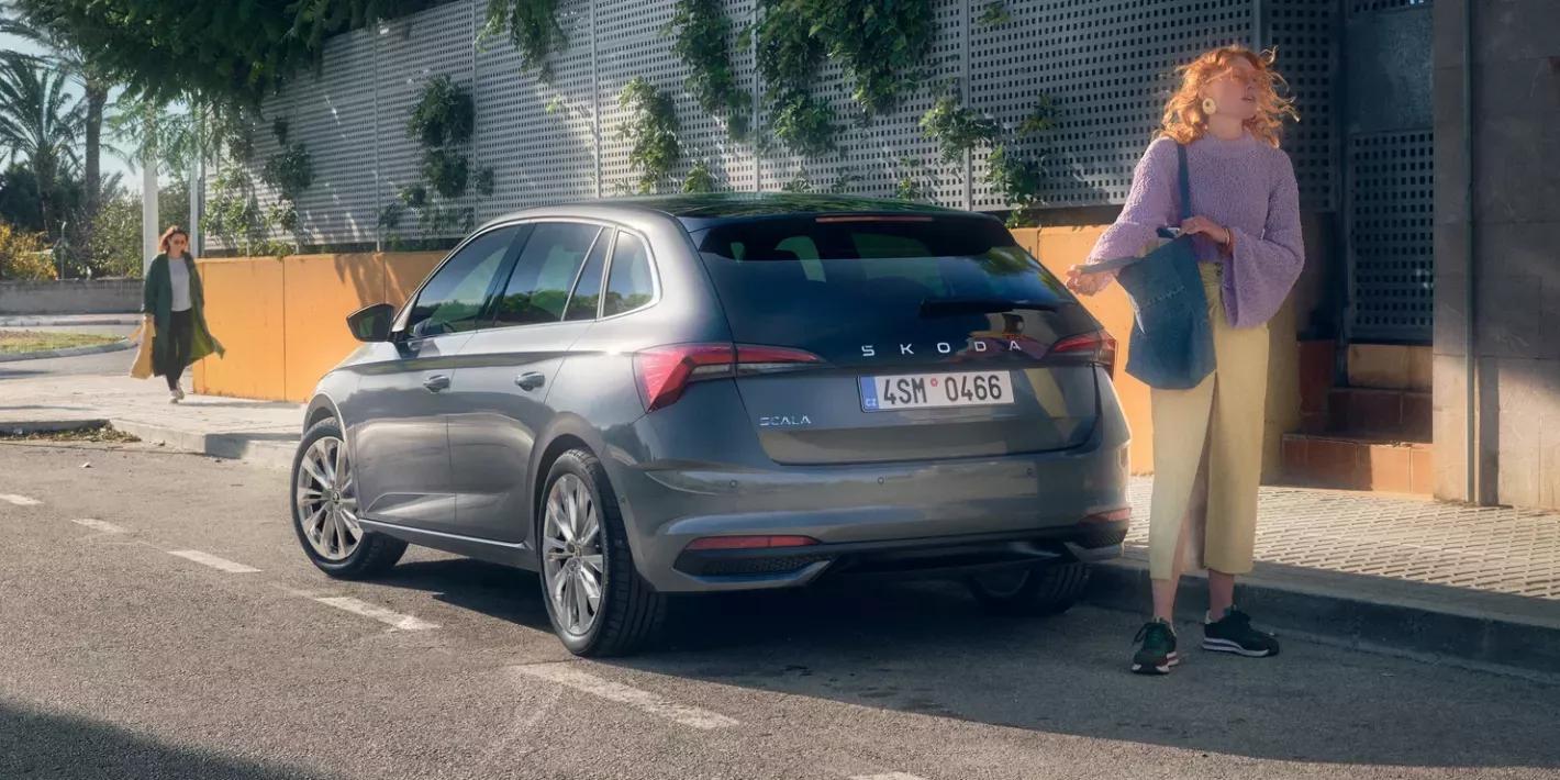 Skoda Scala achterkant grijs exterieur