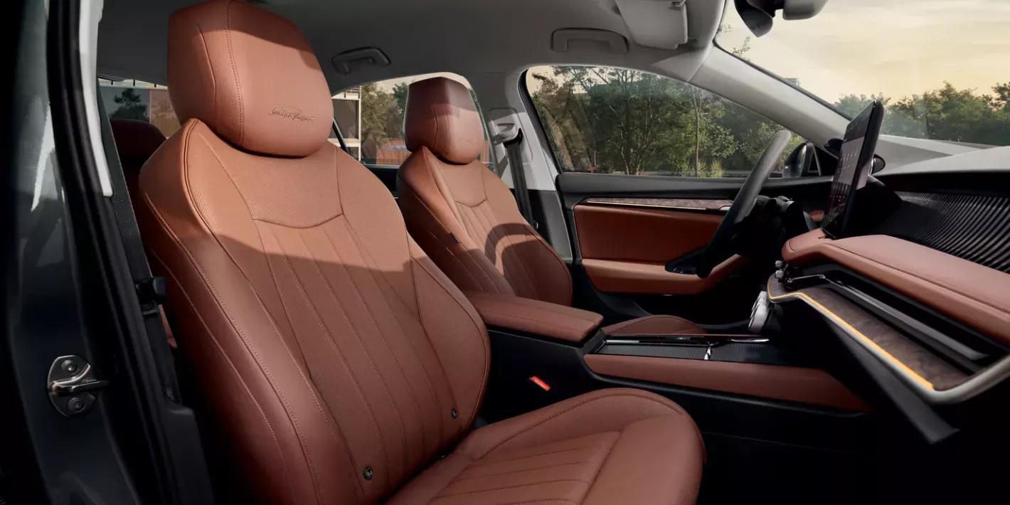 skoda superb limo l&k interieur met bruine bekleding en infotainment