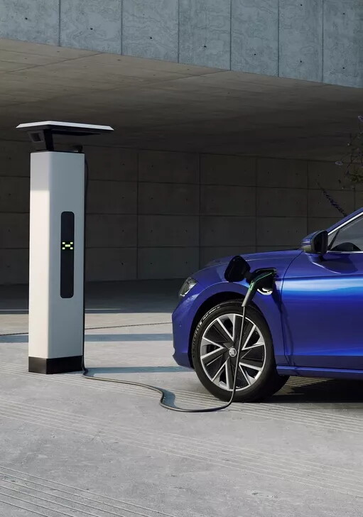 skoda superb combi iv blauw aan de laadpaal met een blauwe exterieur