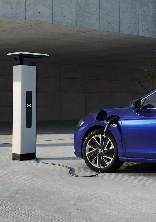 skoda superb combi iv blauw aan de laadpaal met een blauwe exterieur
