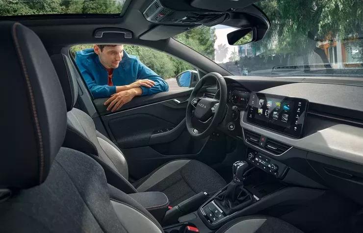 skoda scala interieur met zwarte bekleding en infotainment