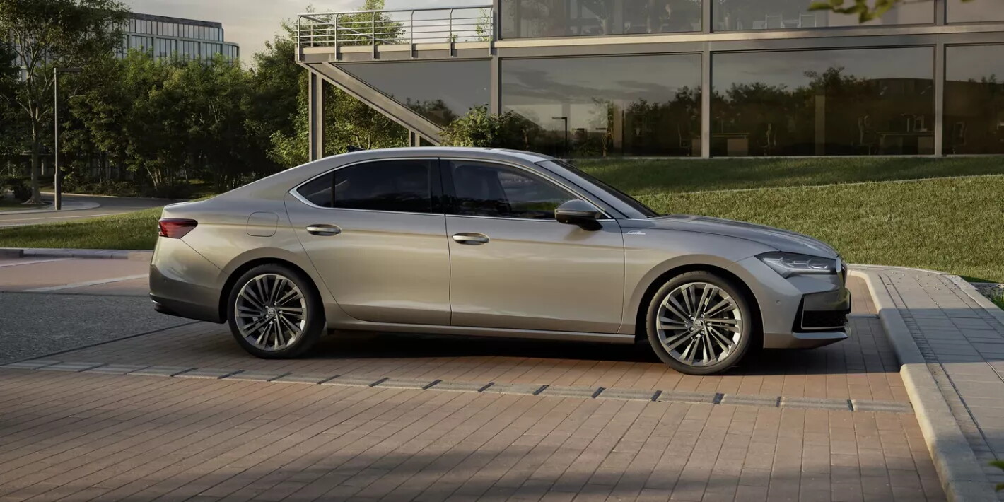 skoda superb limo l&k grijs exterieur zijaanzicht en velgen