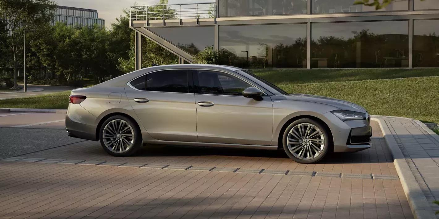 skoda superb limo l&k grijs exterieur zijaanzicht en velgen