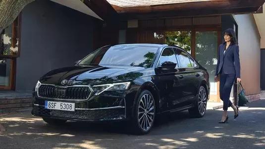 Skoda Octavia exterieur zwart voorkant met koplampen