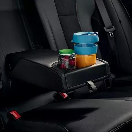 skoda kamiq interieur met zwarte bekleding en opbergruimte voor drinken