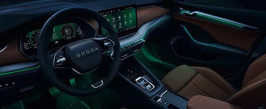skoda octavia interieur met bruine bekleding en met infotainment en stuur
