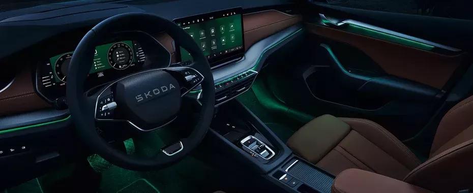 skoda octavia interieur met bruine bekleding en met infotainment en stuur