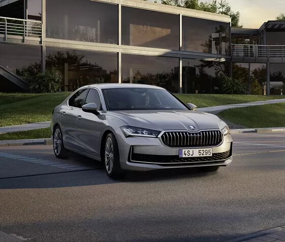 skoda superb limo l&k grijs voorkant