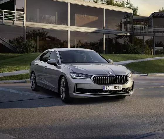 skoda superb limo l&k grijs voorkant