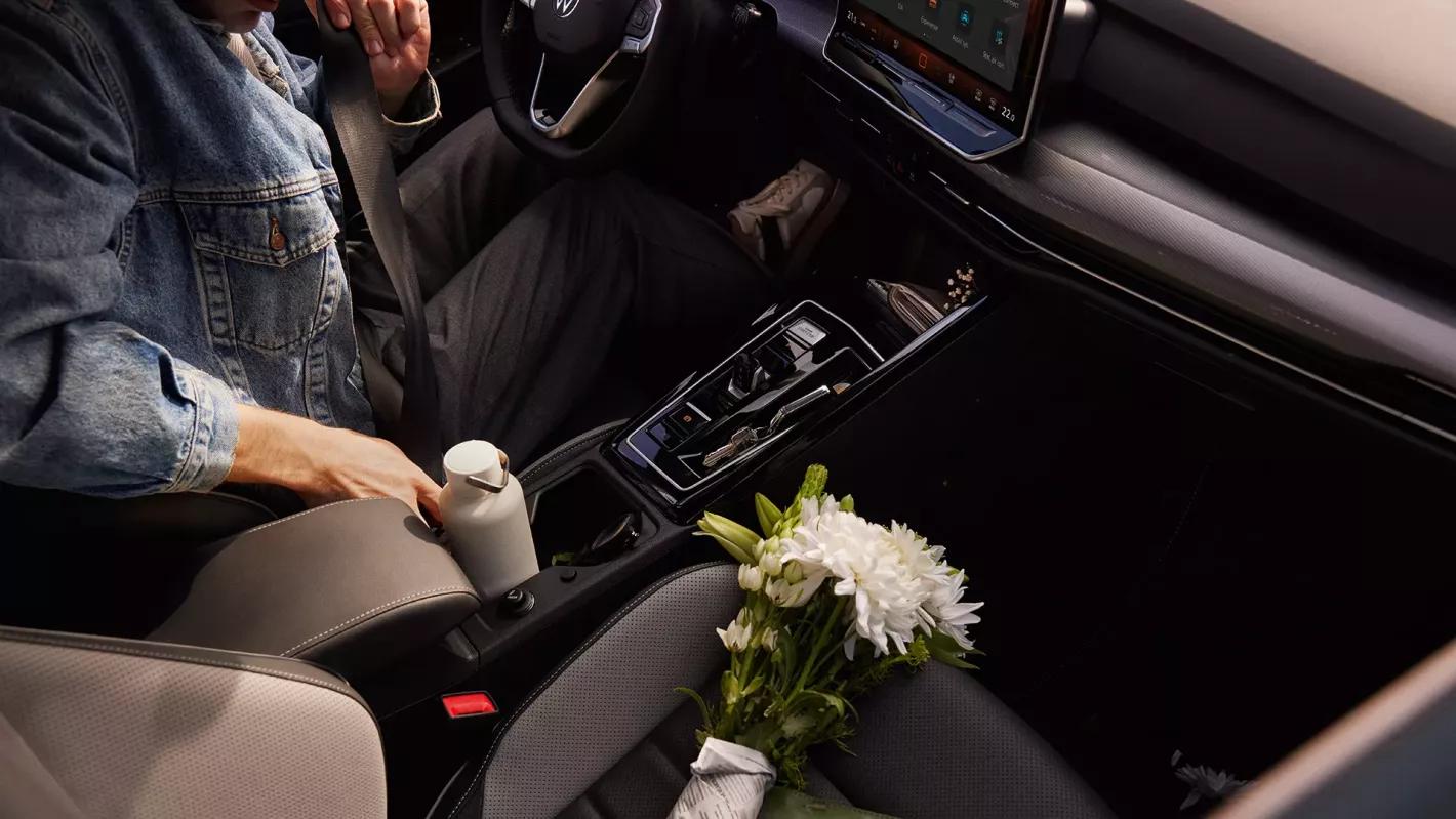 Interieur Volkswagen Golf met bloemen