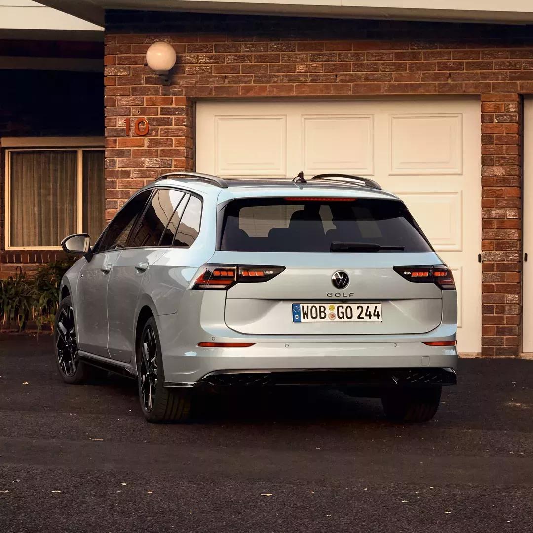Achterkant grijze Volkswagen Golf Variant