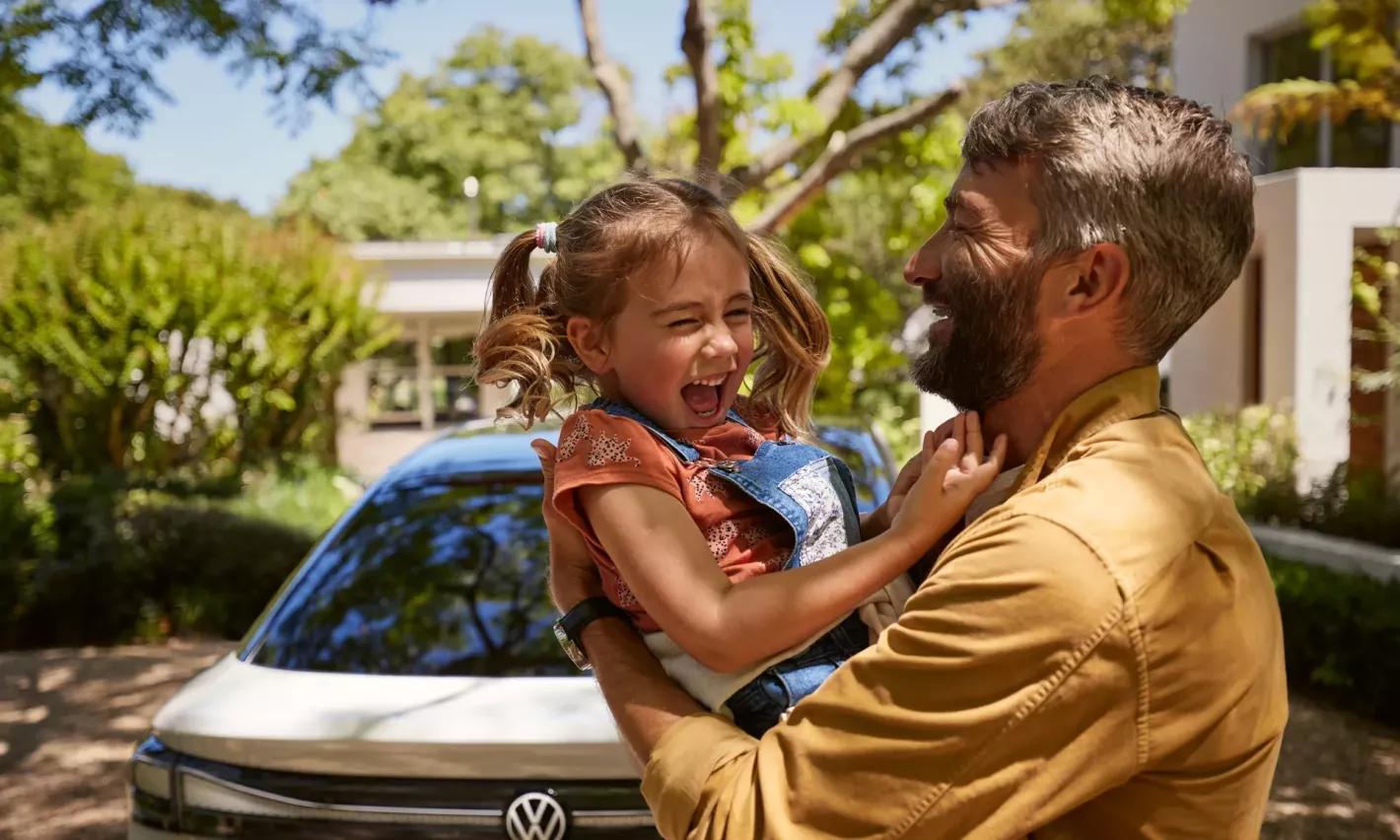 kind met vader en Volkswagen ID.7