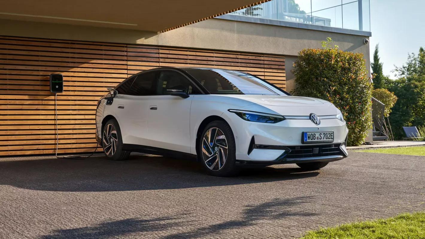 Witte Volkswagen ID.7 aan het opladen