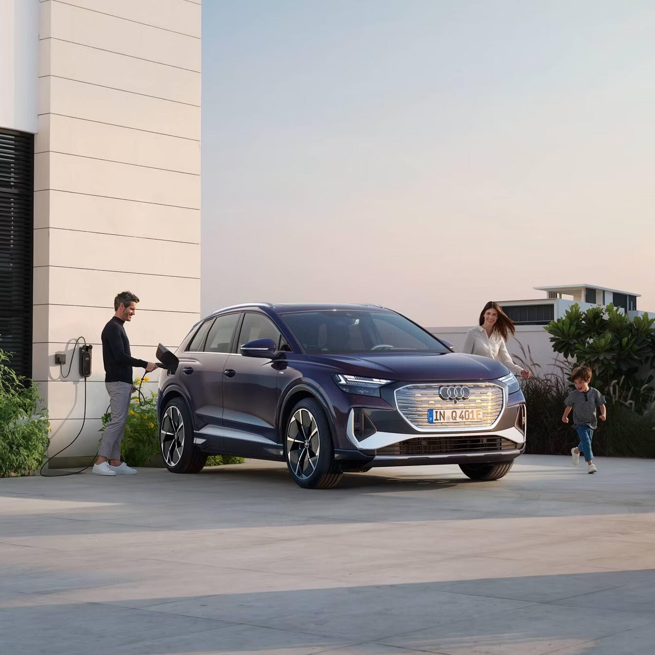 Audi Q4 e-tron exterieur en laden aan huis