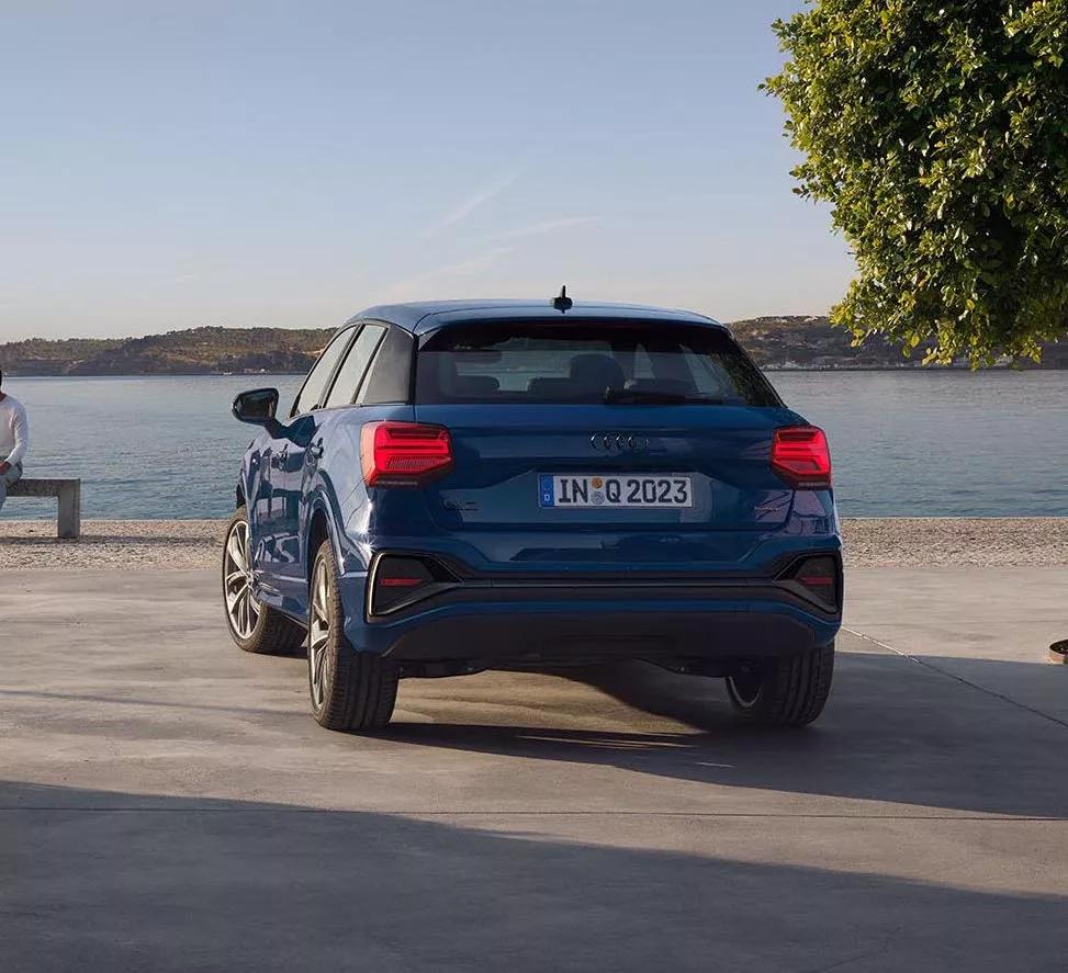 Audi Q2 achterkant exterieur blauw