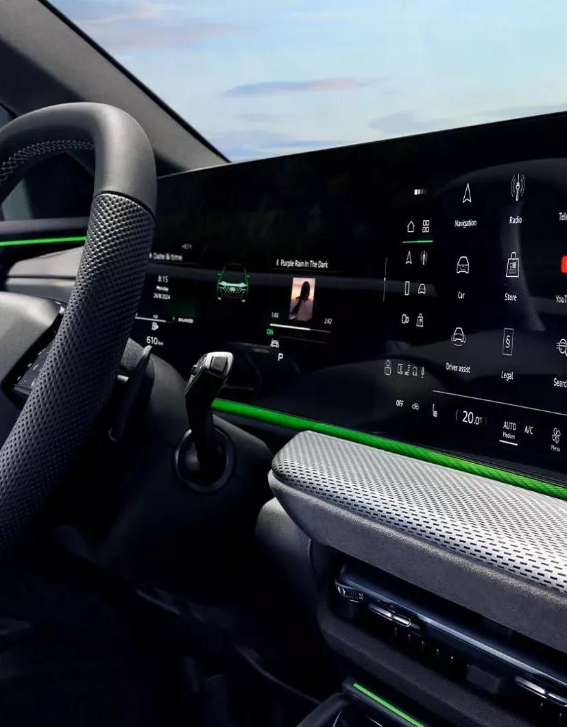 Audi Q5 interieur met gebogen panoramadisplay en infotainment