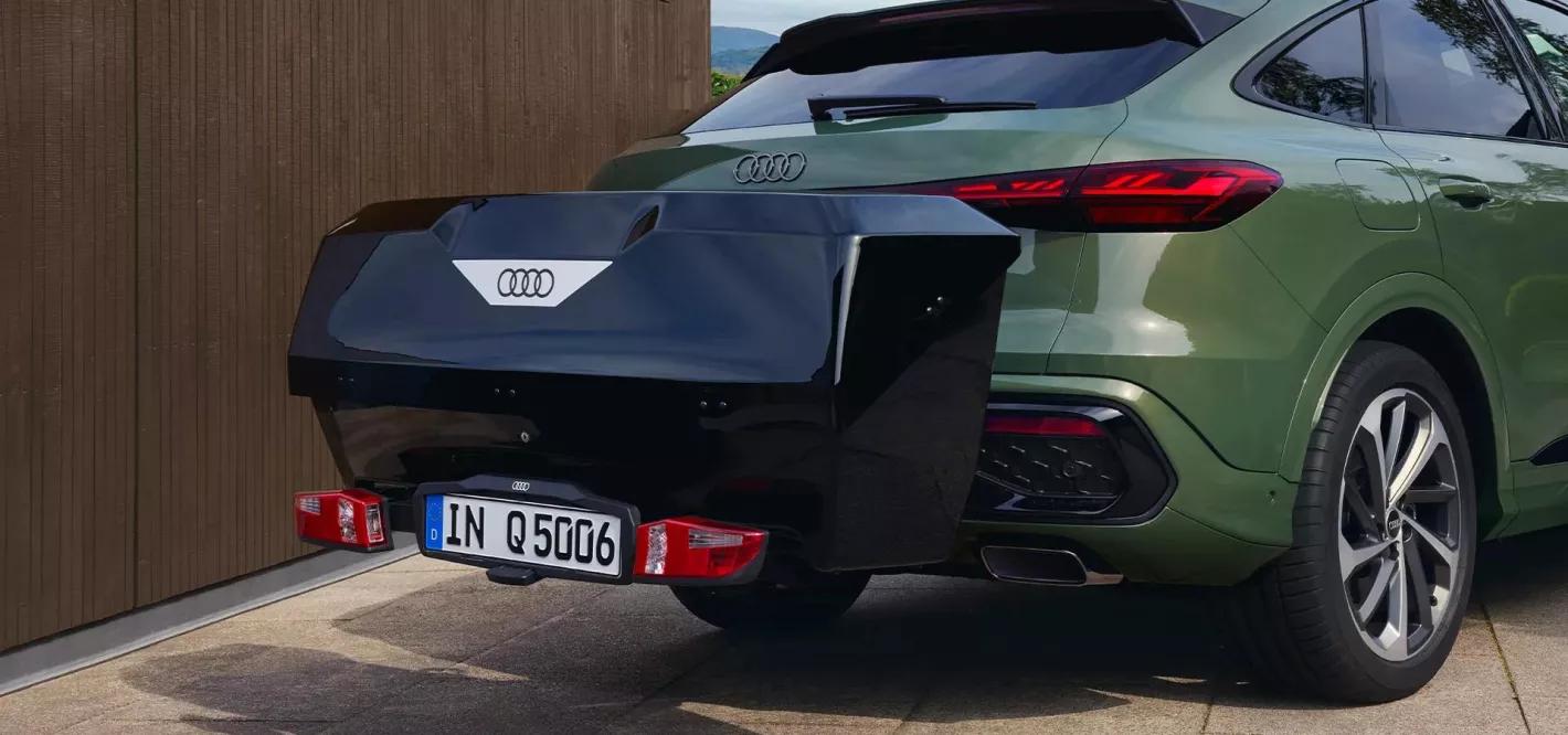 Audi Q5 Sportback groen achterkant met trekhaakkoffer