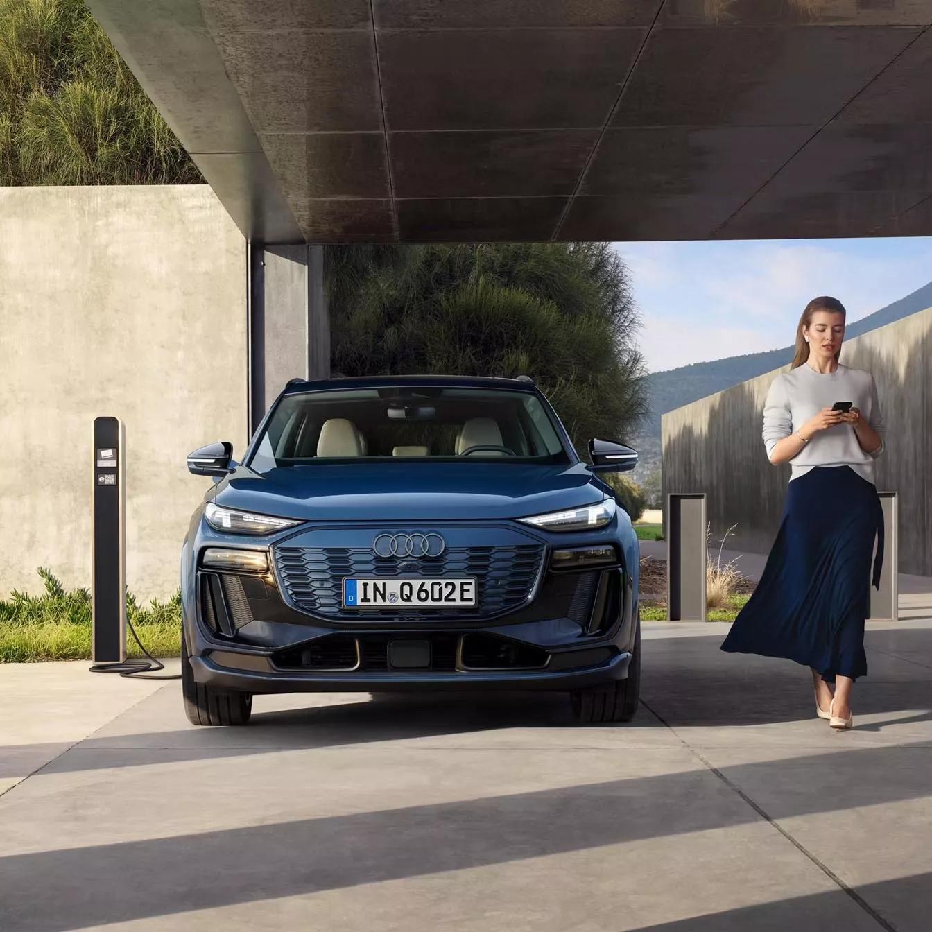 Audi Q6 SUV e-tron blauw voorkant