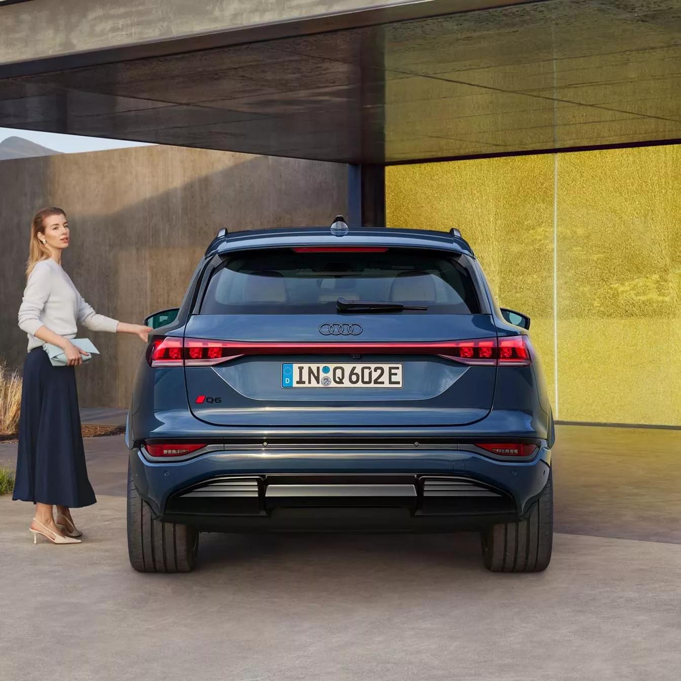 Audi Q6 SUV e-tron achterkant blauw