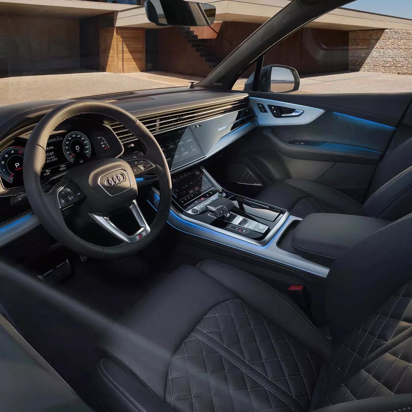 Audi Q7 SUV interieur met zwarte bekleding en infotainment