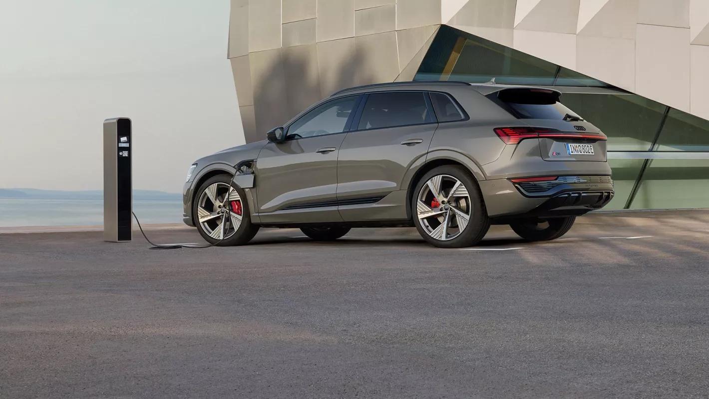 Audi Q8 e-tron exterieur grijs opladen