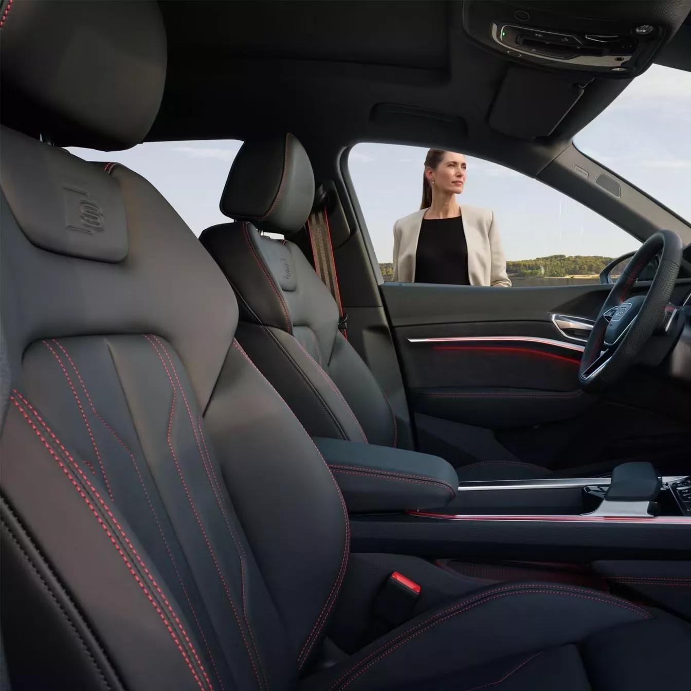 audi q8 e-tron interieur met sportieve bekleding en rode stiksels