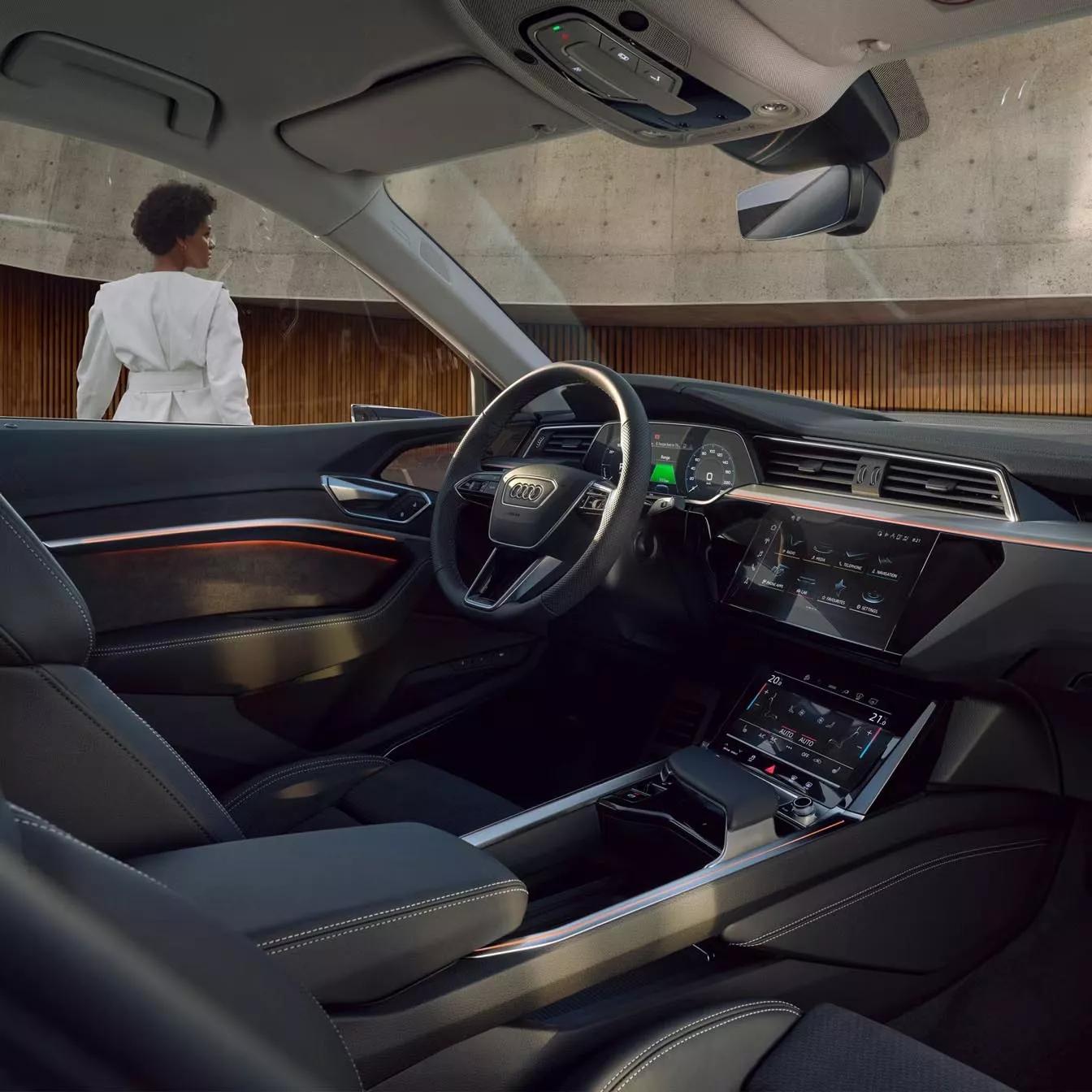 Audi Q8 Sportback e-tron interieur met zwarte bekleding en infotainment