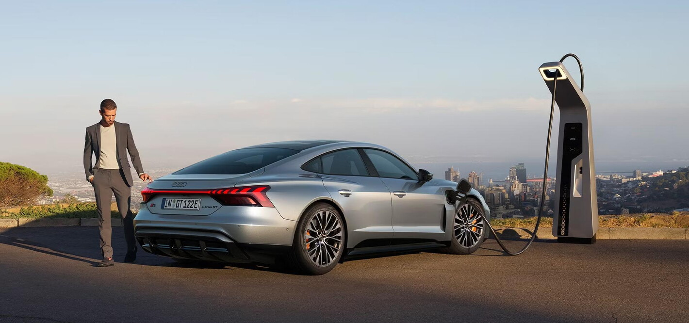 Audi s e-tron gt grijze achterkant en opladen