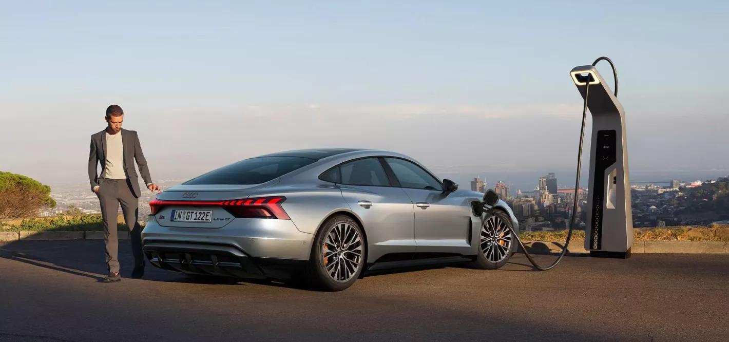 Audi s e-tron gt grijze achterkant en opladen