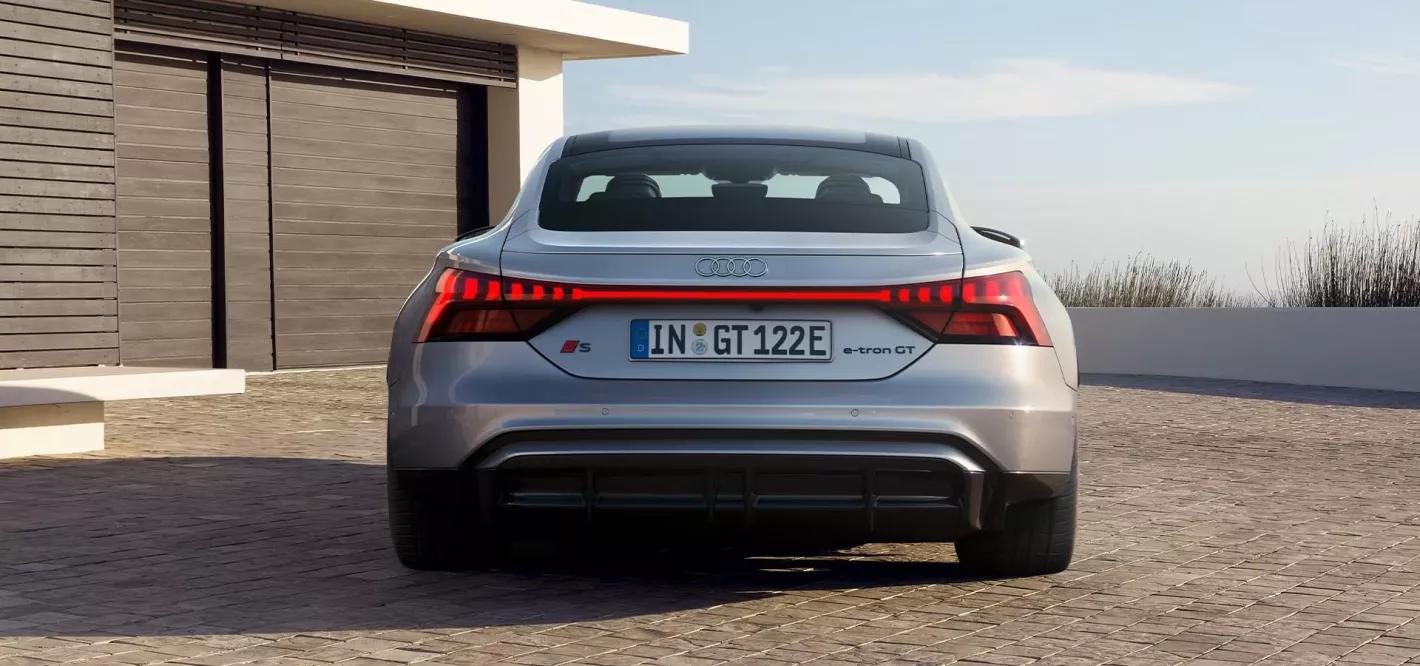 Audi s e-tron gt achterkant grijs met dynamische achterlichten