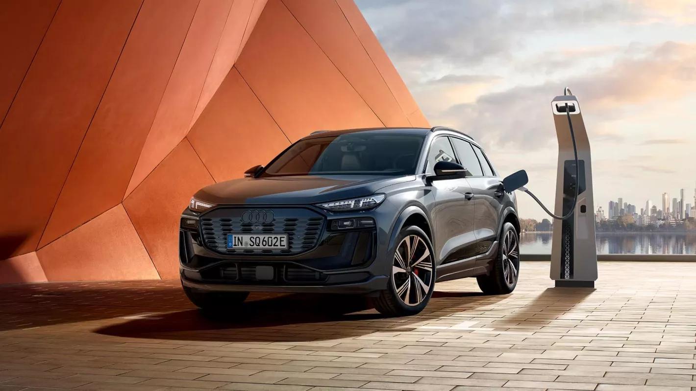 Audi Q6 SUV e-tron blauw voorkant opladen