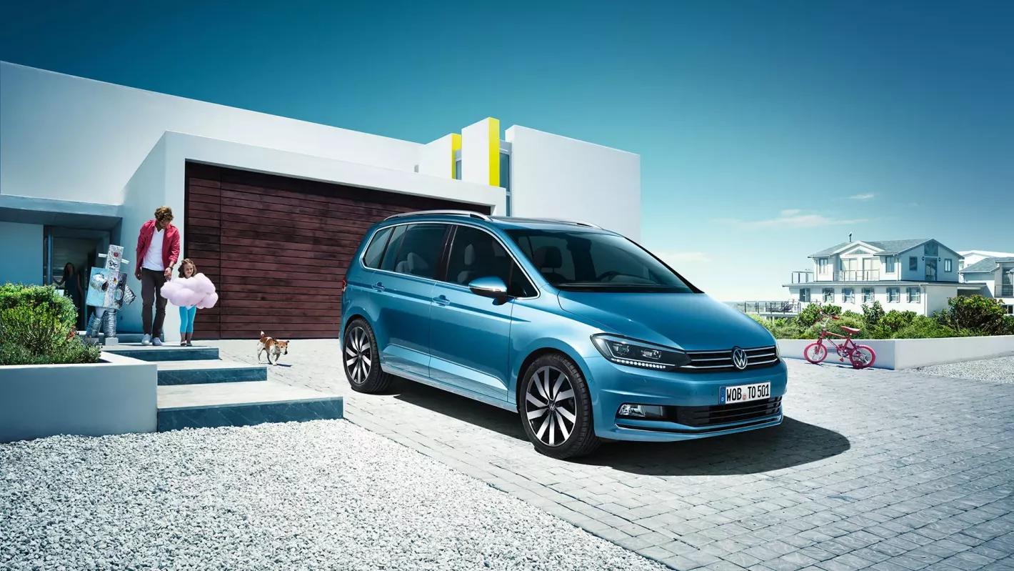 Blauwe Volkswagen Touran